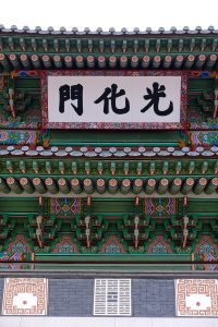 555电影韩剧追更专区封面，浪漫都市背景的韩剧海报，主角对视画面情感张力十足